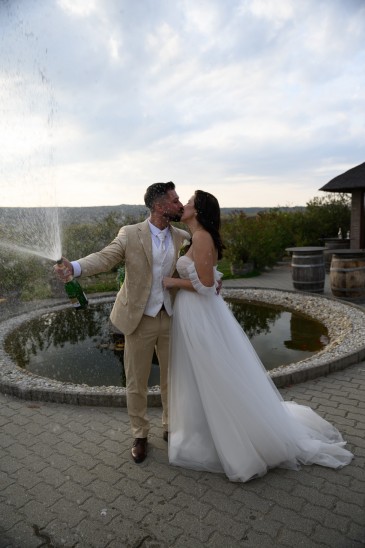 Fotó: www.eskuvoneked.hu/ Menyasszonyi ruha: www.nefelejcseskuvo.hu